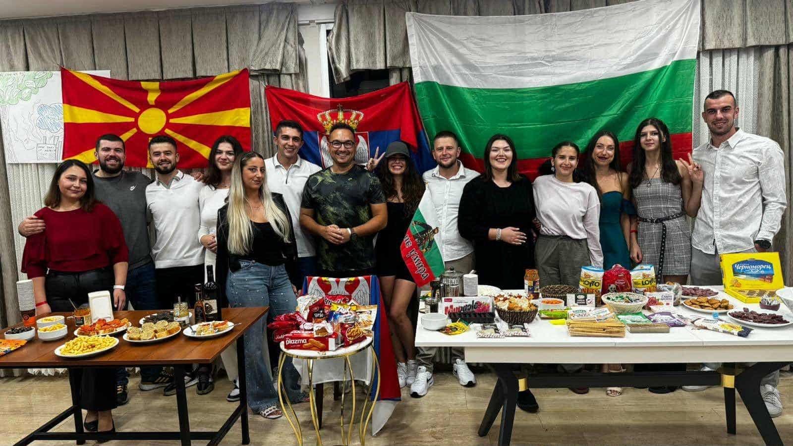 Вечер на културите на обучението Green Synergy — знамена, сред тях българското, и традиционни ястия